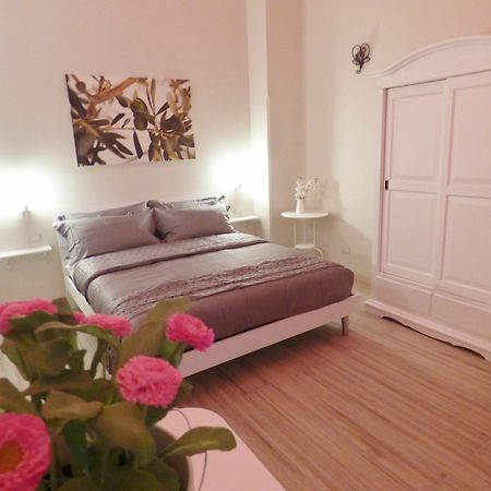 Bed and Breakfast Da Polly a Piazza Amedeo Napoli Esterno foto