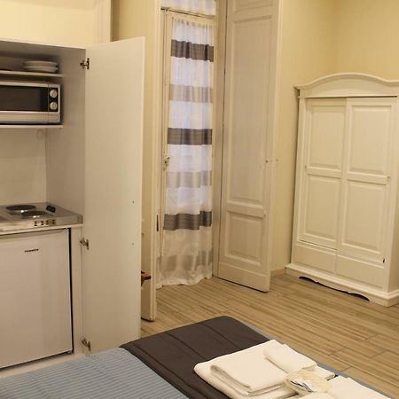 Bed and Breakfast Da Polly a Piazza Amedeo Napoli Esterno foto