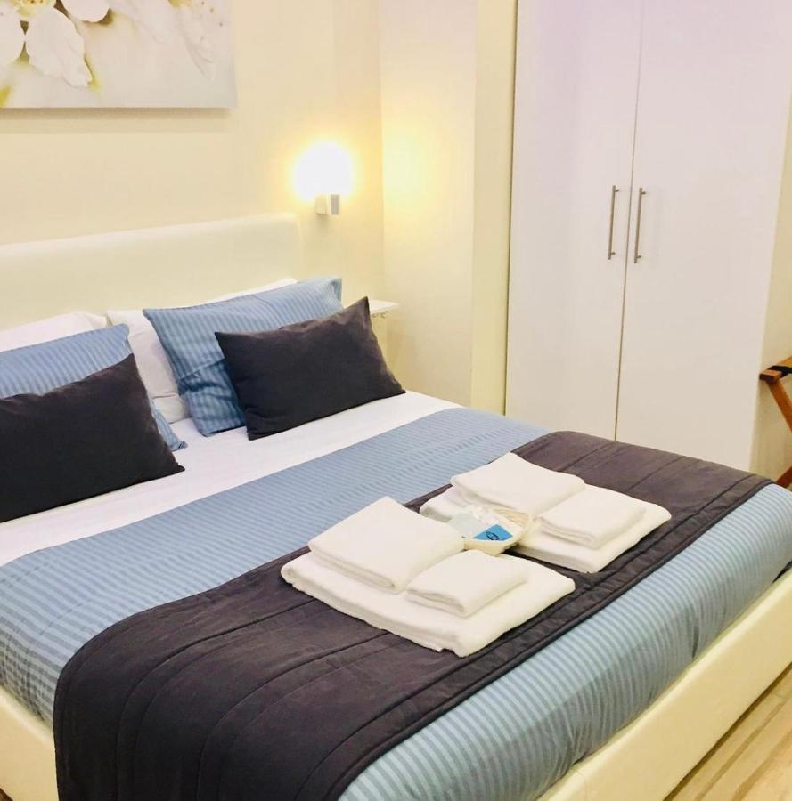 Bed and Breakfast Da Polly a Piazza Amedeo Napoli Esterno foto