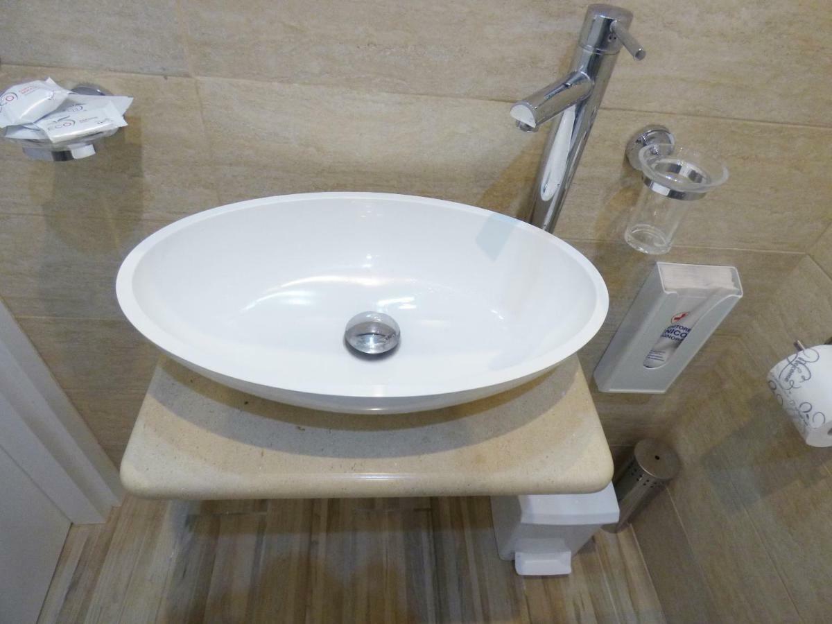 Bed and Breakfast Da Polly a Piazza Amedeo Napoli Esterno foto