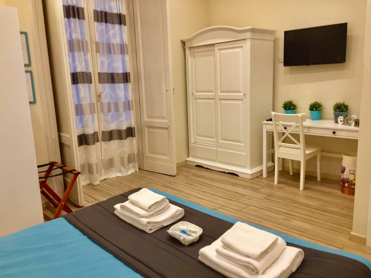 Bed and Breakfast Da Polly a Piazza Amedeo Napoli Esterno foto