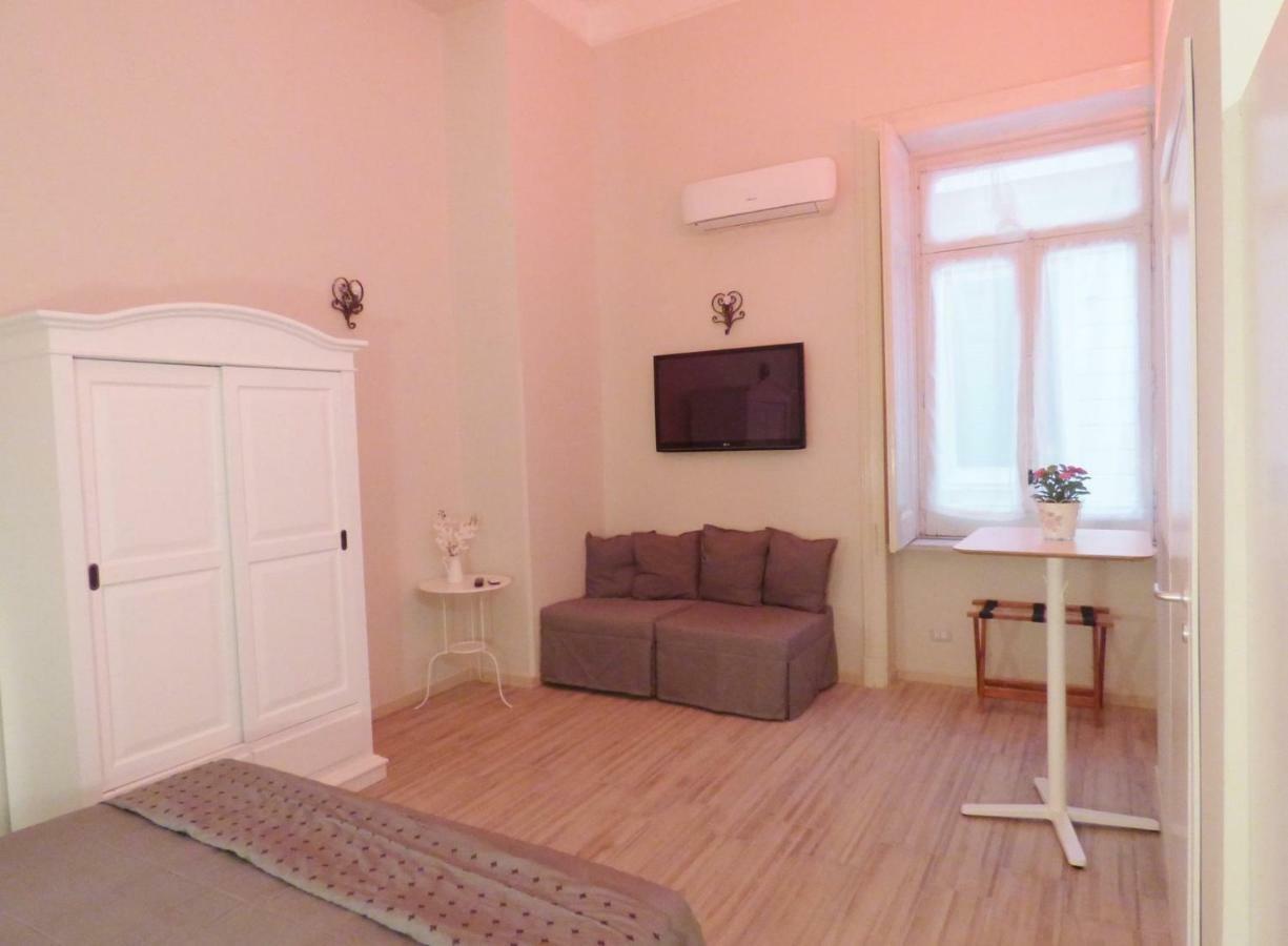 Bed and Breakfast Da Polly a Piazza Amedeo Napoli Esterno foto