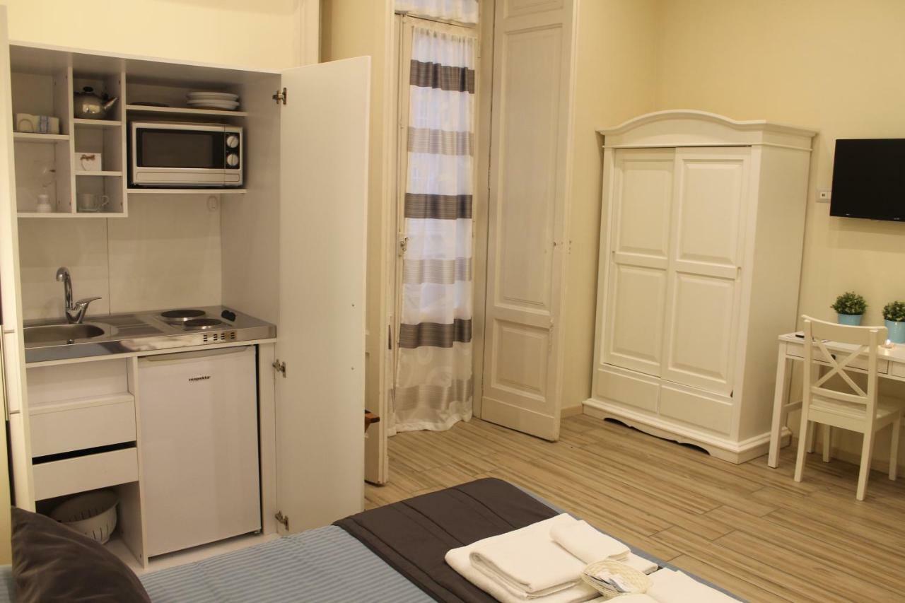 Bed and Breakfast Da Polly a Piazza Amedeo Napoli Esterno foto