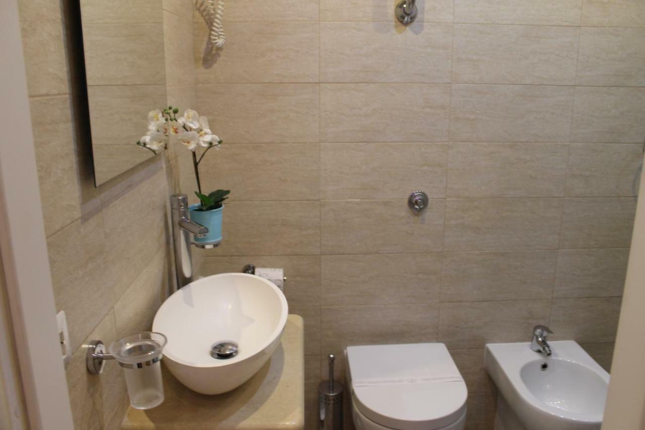 Bed and Breakfast Da Polly a Piazza Amedeo Napoli Esterno foto