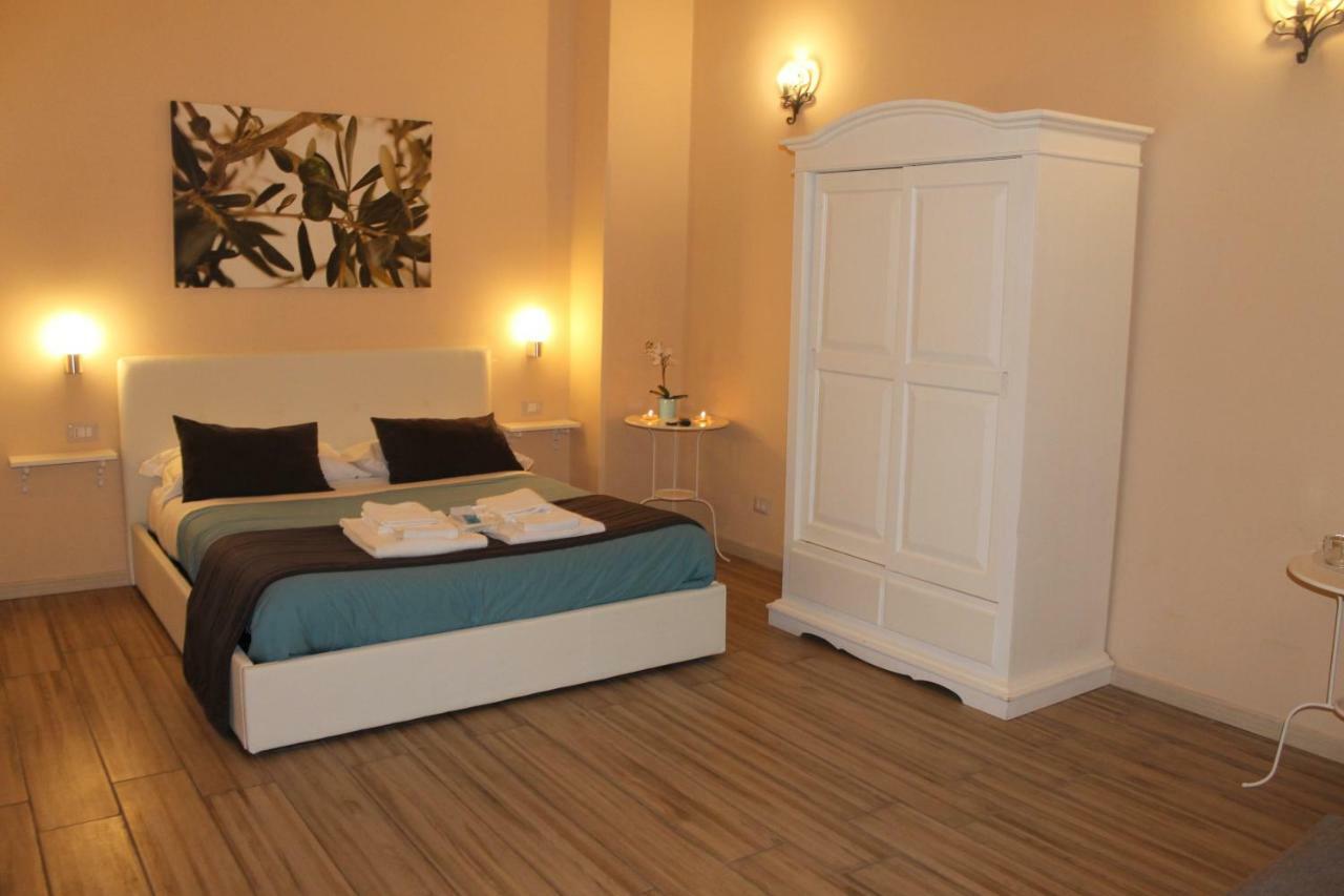 Bed and Breakfast Da Polly a Piazza Amedeo Napoli Esterno foto