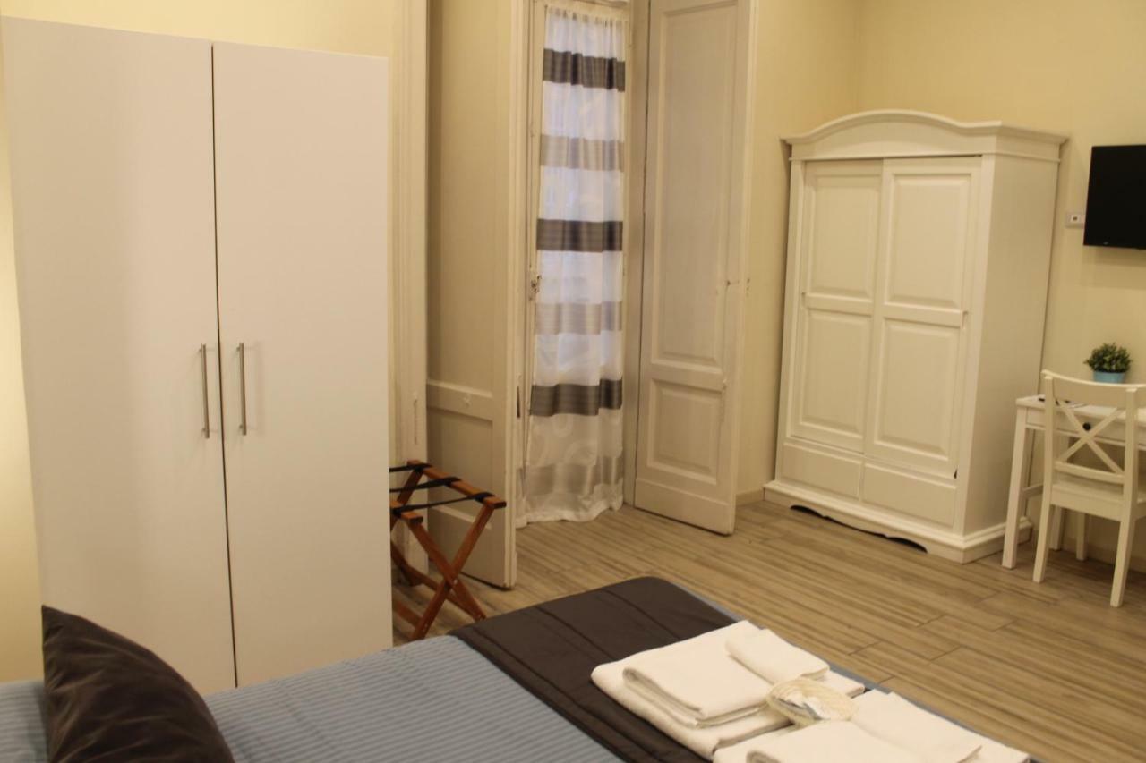 Bed and Breakfast Da Polly a Piazza Amedeo Napoli Esterno foto