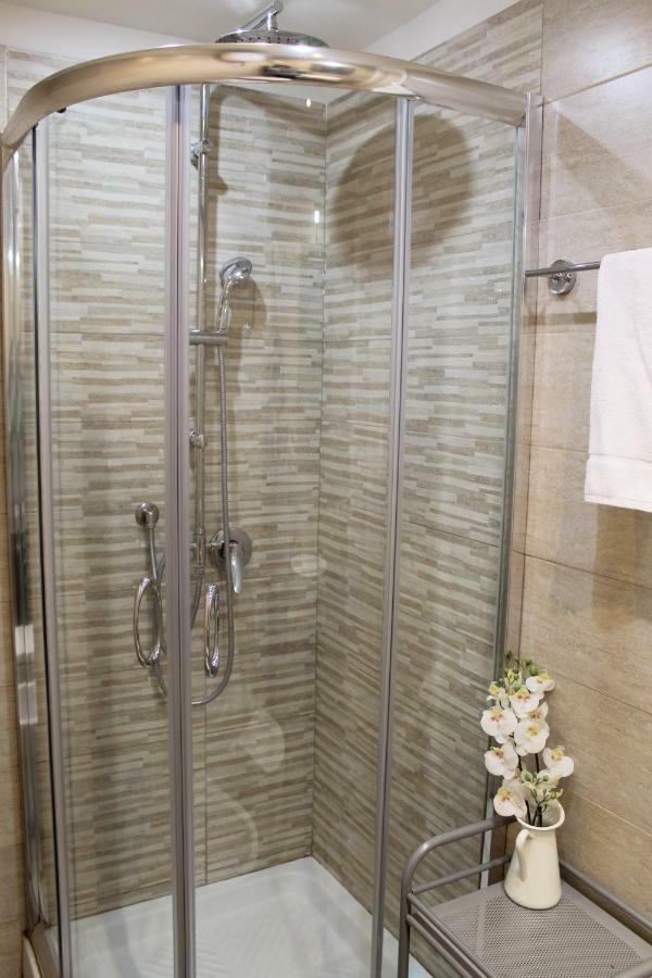 Bed and Breakfast Da Polly a Piazza Amedeo Napoli Esterno foto