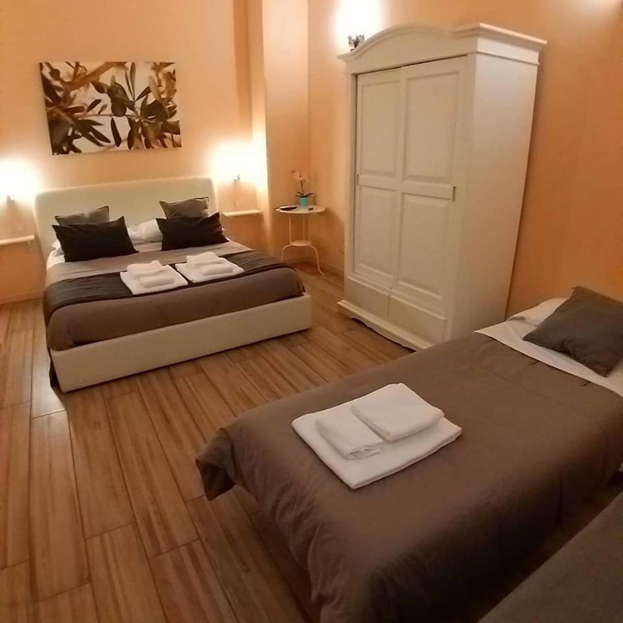 Bed and Breakfast Da Polly a Piazza Amedeo Napoli Esterno foto
